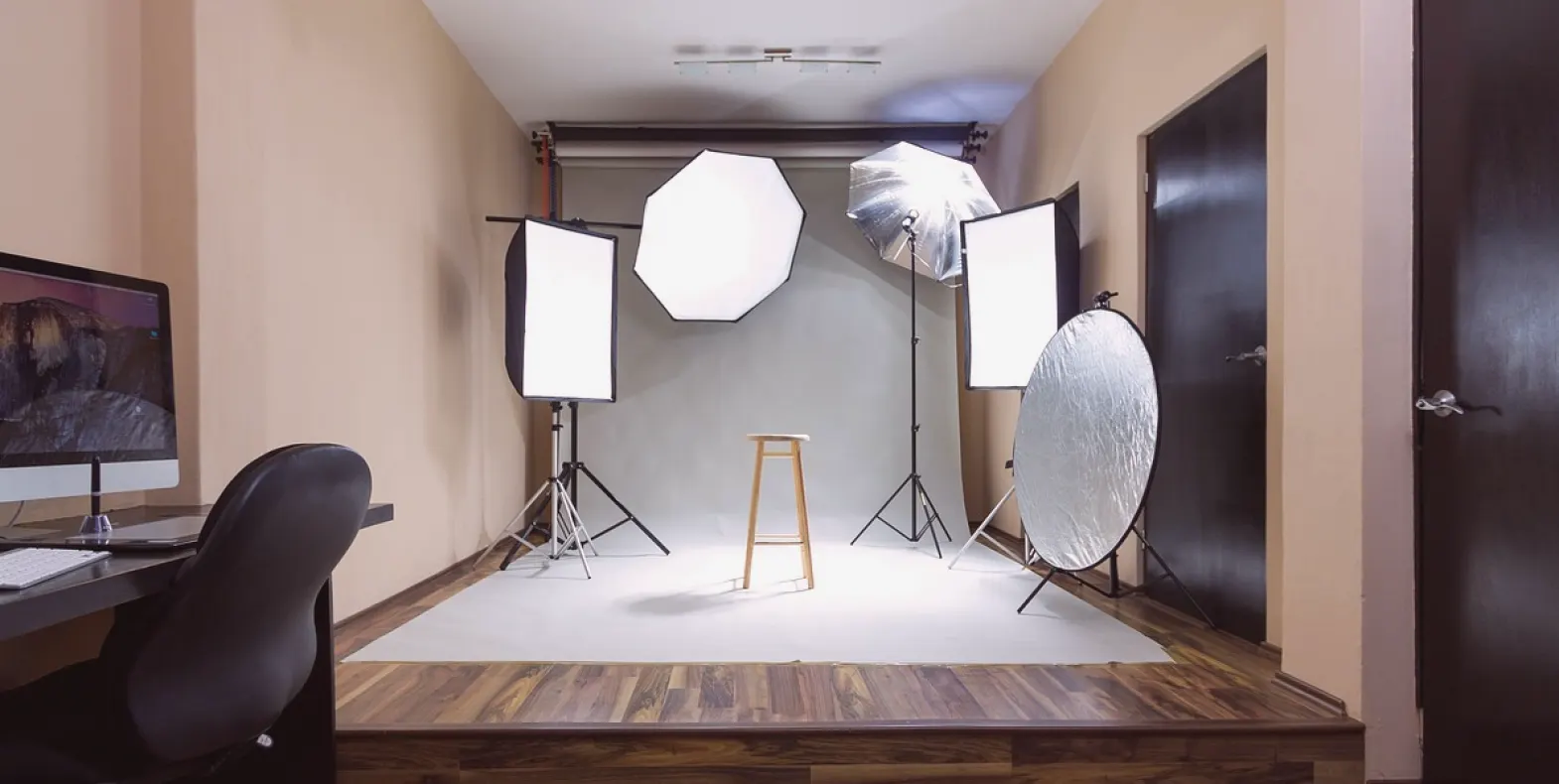 Which lens and camera position suits a small news desk?